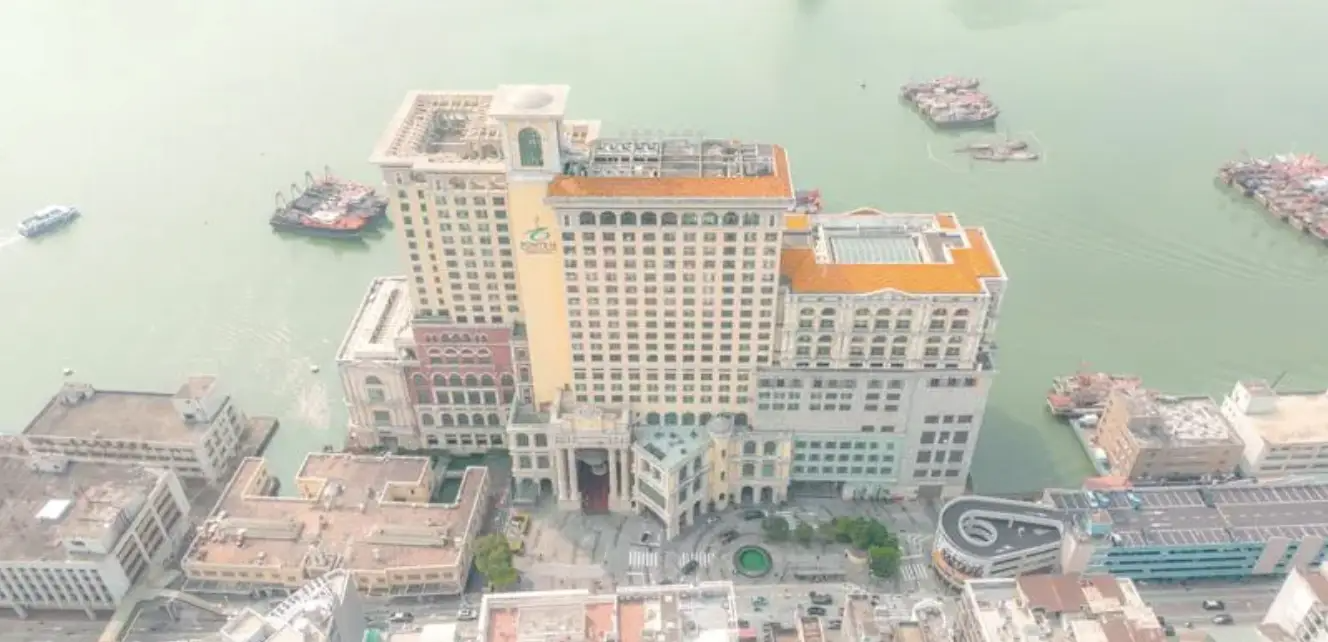 在赌场旁的咖啡店，目睹赌徒的焦虑与期待